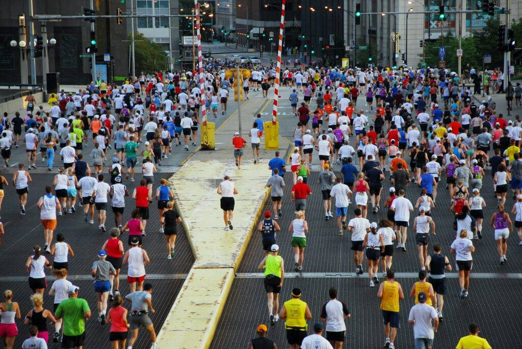 runners on streets of chicago